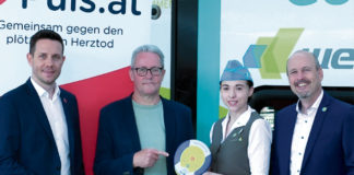 (C) Puls / Hochmuth: Puls-Präsident Mario Krammel, Geretteter Georg Aufschnaiter, Stewardess Medea Dravecz und Westbahn-Geschäftsführer