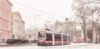 (C) Unsplash: Auch in diesem Winter kann man mit der KälteApp und dem Kältetelefon der Caritas schnell und einfach helfen.