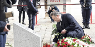 (C) C.Jobst/PID: Bürgermeister Michael Ludwig hat mit einer Kranzniederlegung den Opfern des Terroranschlages vom 2. November 2020 gedacht.