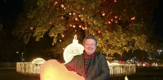 (C) C.Jobst/PID: Bürgermeister Michael Ludwig präsentierte am Donnerstag den Herzerlbaum.