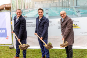 (C) PID/Christian Fürthner: Bezirksvorsteher Georg Papai, Vizebürgermeister Christoph Wiederkehr und Hubert Teubenbacher beim Spatenstich.
