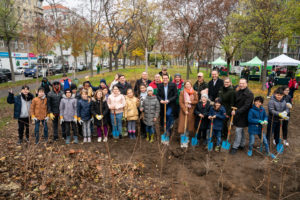 (C) PID/Bohmann: Klimastadtrat Jürgen Czernohorszky, Silvia Jankovic (BV Margareten), Wilfried Zankl (BV Meidling) und Schüler haben heute das erste "Wiener Wäldchen" gesetzt.
