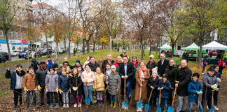 (C) PID/Bohmann: Klimastadtrat Jürgen Czernohorszky, Silvia Jankovic (BV Margareten), Wilfried Zankl (BV Meidling) und Schüler haben heute das erste "Wiener Wäldchen" gesetzt.