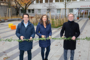 (C) PID/Christian Fürthner: Bildungsstadtrat Christoph Wiederkehr, Planungsstadträtin Ulli Sima und Josefstädter Bezirksvorsteher Martin Fabisch eröffnen den begrünten Platz in der Pfeilgasse.