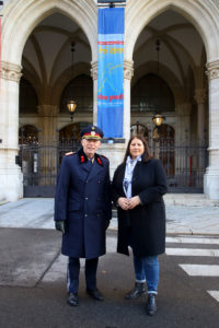 (C) PID/Votava: Vizebürgermeisterin und Frauenstadträtin Kathrin Gaál und der Wiener Landesvizepolizeipräsident Michael Lepuschitz hissten gemeinsam die „Terre des Femmes“-Fahne gegen Gewalt an Frauen am Rathaus.