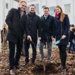 (C) fotografiefetz: Andreas Köttl, Bezirksvorsteher Marcus Franz, Thomas Buchner und Julia Pelzl bei der Pflanzung des Tiny Forests.