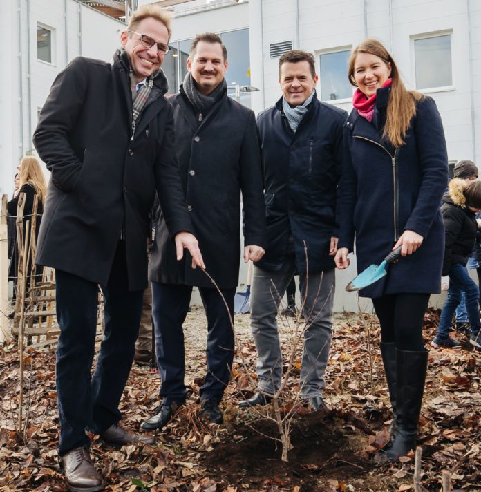 (C) fotografiefetz: Andreas Köttl, Bezirksvorsteher Marcus Franz, Thomas Buchner und Julia Pelzl bei der Pflanzung des Tiny Forests.