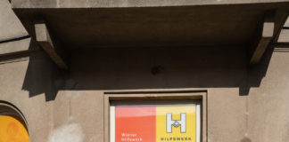 (C) PID/David Bohman v.l.n.r.: Michael Eibensteiner (Leiter Nachbarschaftszentren Wiener Hilfswerk), Sabine Geringer (Geschäftsführerin Wiener Hilfswerk), Sozialstadtrat Peter Hacker.
