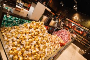 (C) FREEPORT: Das FREEPORT Fashion- und Designer-Outlet wird am 12. und 13. November 2022 zum Schlaraffenland für große und kleine Schokotiger.