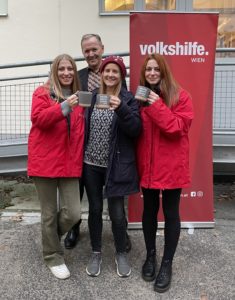 (C) Schellmann: Der Summerstage-Boss Ossi Schellmann lädt zum Punschen mit Freunden.