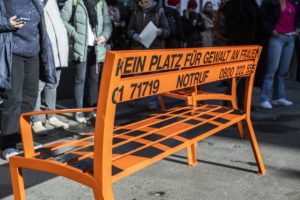 (C) Marina Probst-Eiffe / BV 7: Die neue Sitzgruppe zeigt: Hier ist kein Platz für Gewalt an Frauen!