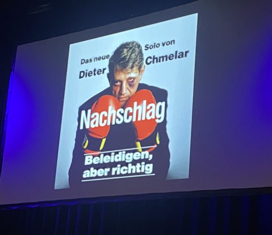 (C) Steiner: Dieter Chmelar zieht in seinem neuesten Solo-Kabarett „Nachschlag“ eine knallharte Promi-Bilanz.