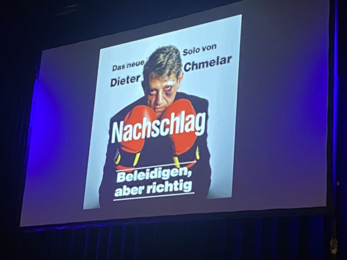 (C) Steiner: Dieter Chmelar zieht in seinem neuesten Solo-Kabarett „Nachschlag“ eine knallharte Promi-Bilanz.