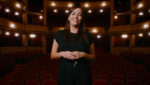 (C) W24/ 5und30: Slam Poetin und Musikerin Yasmo richtet gemeinsam mit dem Kultirverein FOMP die Poetry Slam Meisterschaften aus.