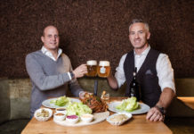 (C) Kolarik: Paul Kolarik, Geschäftsführer des Restaurant Luftburg - Kolarik im Prater (r.) und Gerhard Summer, Geschäftsführer Mochi (l.) stoßen auf die gelungene Kooperation an.