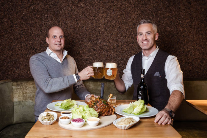(C) Kolarik: Paul Kolarik, Geschäftsführer des Restaurant Luftburg - Kolarik im Prater (r.) und Gerhard Summer, Geschäftsführer Mochi (l.) stoßen auf die gelungene Kooperation an.