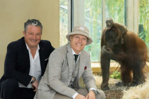 (C) Daniel Zupanc: Tiergartendirektor Stephan Hering-Hagenbeck und Pianist Joja Wendt mit Orang-Utan Sari und Jungtier Kendari
