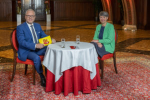 (C) Sandra Oblak: Paul Tesarek im Gespräch mit Bezirksvorsteherin Silvia Nossek.