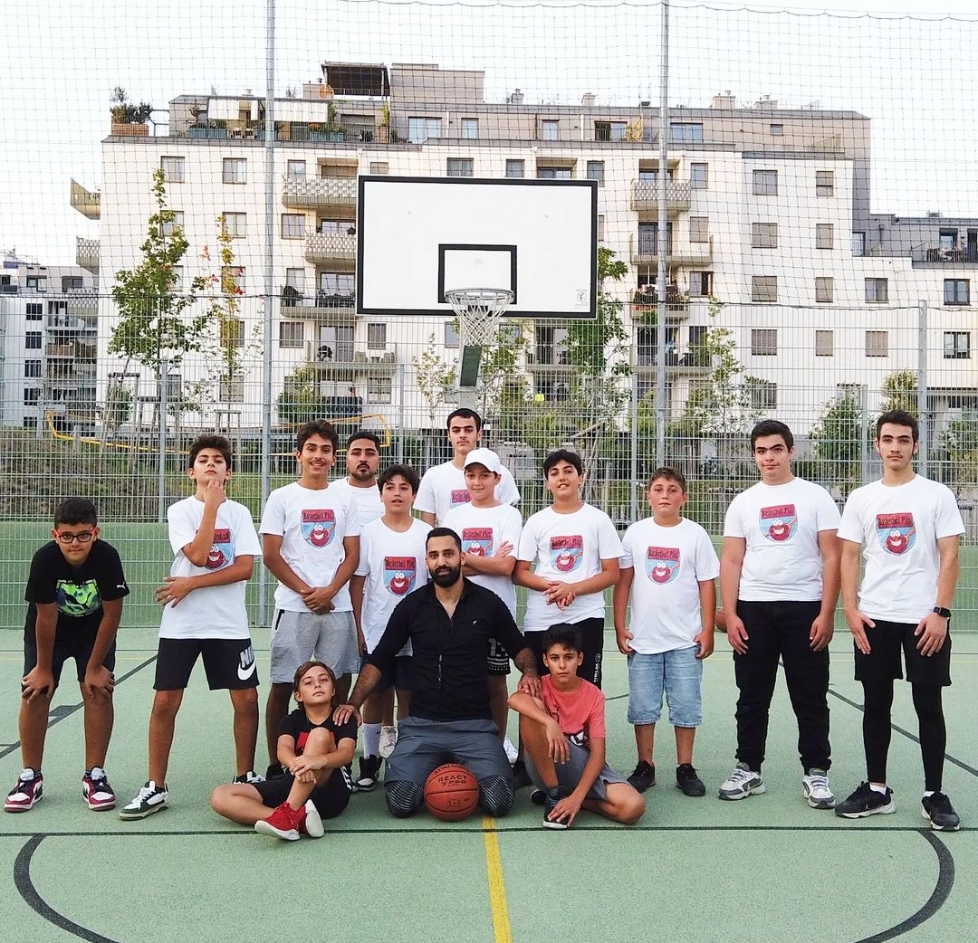 (C) zVg: Der engagierte Trainer Mohammad Yaseen zeigt den Jugendlichen wie man „am Ball bleibt“.