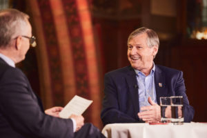 (C) Burghart: Paul Tesarek im Gespräch mit Bezirksvorsteher Erich Hohenberger.