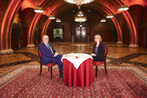 (C) Burghart: Paul Tesarek im Gespräch mit Bezirksvorsteherin Michaela Schüchner.