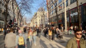 (C) unsplash/WBB: Die Mariahilfer Straße ist eine der bekanntesten Einkaufsstraßen Österreichs.