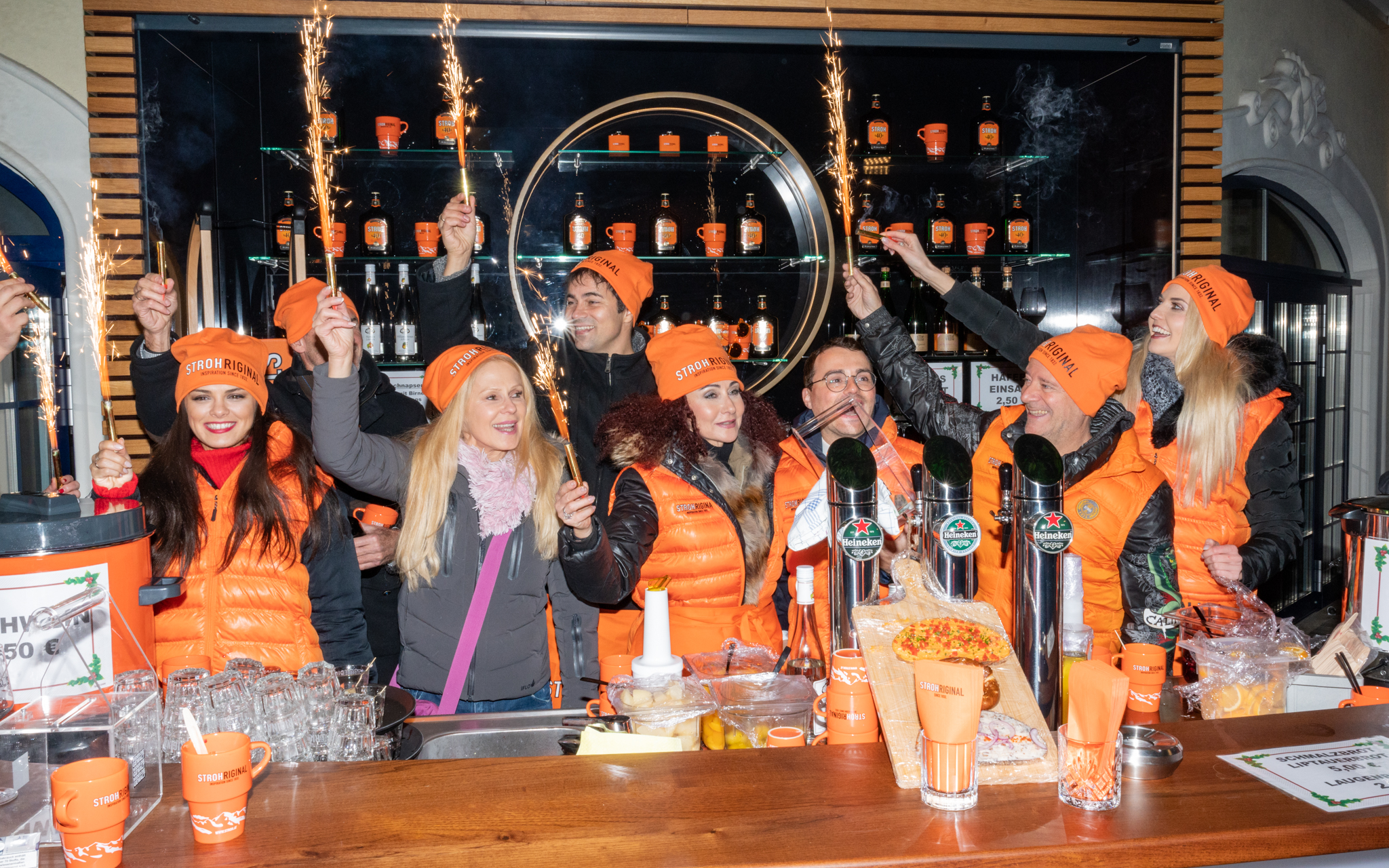 Punsch gegen Gewalt: Promis im Charity-Rausch