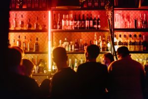 (C) unsplash: Verbrecher mit K.-O.-Tropfen können überall lauern.