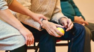 (C) Pexels: Die Pflegeausbildungsprämie von 600 Euro monatlich geht an alle, die die Erstausbildung zur Pflegeassistenz, Pflegefachassistenz, des FH-Studiums der Gesundheits- und Krankenpflege und von Sozialbetreuungsberufen, die die Pflegeassistenz beinhalten, an einer Wiener Ausbildungseinrichtung absolvieren.