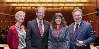 (C) Burghart: Bezirkspolitiker Merja Biedermann, Dietmar Baurecht und Claudia Laschan mit Bürgermeister Michael Ludwig (v.l.).