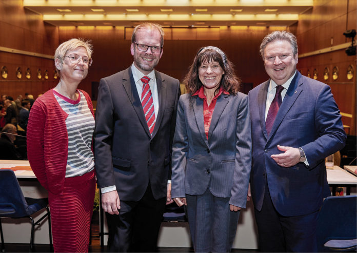 (C) Burghart: Bezirkspolitiker Merja Biedermann, Dietmar Baurecht und Claudia Laschan mit Bürgermeister Michael Ludwig (v.l.).