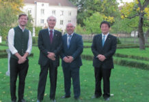 (C) Krause: Die japanischen Gäste mit Gutsverwalter Bartenbach und BV Jagsch.