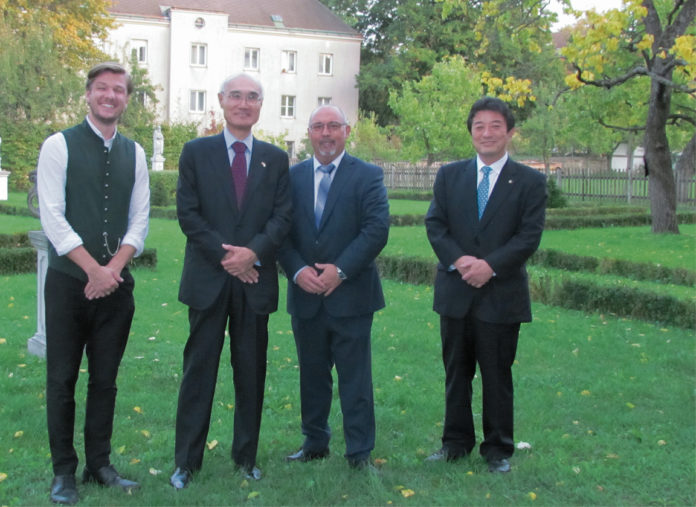 (C) Krause: Die japanischen Gäste mit Gutsverwalter Bartenbach und BV Jagsch.