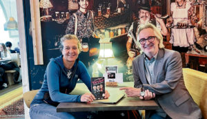 (C) Privat: Der Schriftsteller Robert Sommer ist im gemütlichen Restaurant von Irmgard Querfeld zu Gast.