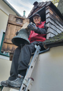 (C) denk*mal: Vereinsobmann Ing. Hannes Trinkl hat selbst Hand angelegt, um die Glocke im Turm der Kapelle wieder zum Erklingen zu bringen.