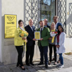 (C) Post AG: Alexandra und Wolfgang Petrik mit Post-Manager Christian, Bezirksrat Schodl, Petra Pohan, Bezirks-Vize Wutzl und Sapna Nand.
