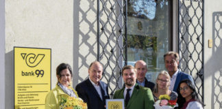 (C) Post AG: Alexandra und Wolfgang Petrik mit Post-Manager Christian, Bezirksrat Schodl, Petra Pohan, Bezirks-Vize Wutzl und Sapna Nand.