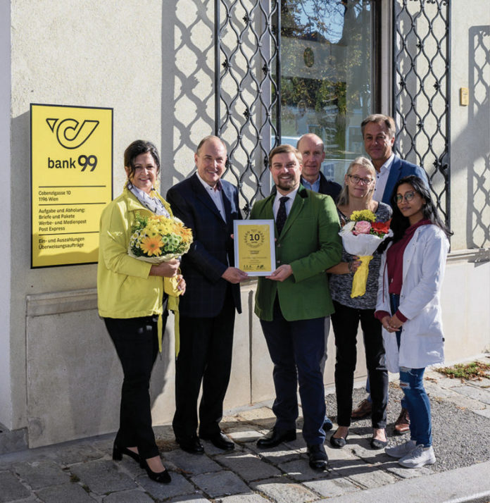 (C) Post AG: Alexandra und Wolfgang Petrik mit Post-Manager Christian, Bezirksrat Schodl, Petra Pohan, Bezirks-Vize Wutzl und Sapna Nand.