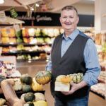 (C) ADEG: Sani Kostadinovic in seinem Donaustädter ADEG-Markt, wo besonders viel Wert auf die individuelle Beratung gelegt wird.