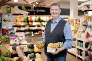 (C) ADEG: Sani Kostadinovic in seinem Donaustädter ADEG-Markt, wo besonders viel Wert auf die individuelle Beratung gelegt wird.