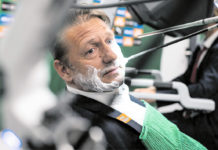 (C) SK Rapid: Auch "Zoki" Barisic vertraute dem OP-Roboter: Der Bart wurde fein säuberlich abrasiert, um für die oft lebenswichtige Untersuchung zu werben.
