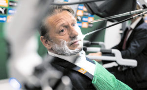 (C) SK Rapid: Auch "Zoki" Barisic vertraute dem OP-Roboter: Der Bart wurde fein säuberlich abrasiert, um für die oft lebenswichtige Untersuchung zu werben.