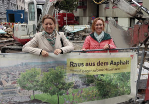 (C) BV 4: Die Bezirksvorsteherinnen Silvia Jankovic (Margareten, l.) und Lea Halbwidl (Wieden, r.) beim Lokalaugenschein auf der Baustelle Mittersteig.