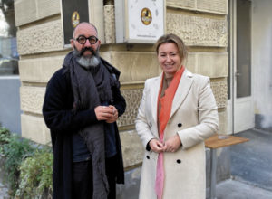 (C) BV 05: Margaretens Bezirksvorsteherin Silvia Jankovic (r.) zu Besuch bei Hawy Rahman vor dem Spektakel in der Hamburgerstraße 14.