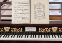(C) Bubu Dujmic: Das klingt gut: In der Burggasse werden Klaviere der Sonderklasse hergestellt.
