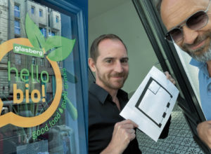 (C) ZVG / Glasberg: In der Kaiserstraße 80 hat das „hello bio!“ von Martin Glaser (r.) & Aurel Berger geöffnet. Der Mini-Supermarkt bietet auch frische Säfte & Kaffee.