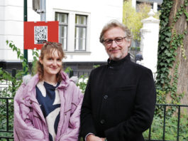 (C) BV 8: Bezirksvorsteher Martin Fabisch (r.) mit Künstlerin Julia Hovorka vor der Kontext-Tafel im Hamerlingpark. Der QR-Code führt zu Interviews.