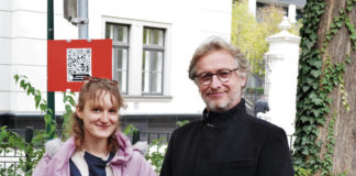 (C) BV 8: Bezirksvorsteher Martin Fabisch (r.) mit Künstlerin Julia Hovorka vor der Kontext-Tafel im Hamerlingpark. Der QR-Code führt zu Interviews.