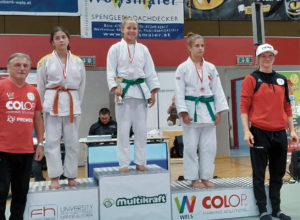 (C) zVg: Helena Anetshofer (M.) triumphierte beim "Colop Masters 2022". Rechts: die zweimalige Europameisterin Sabrina Filzmoser.