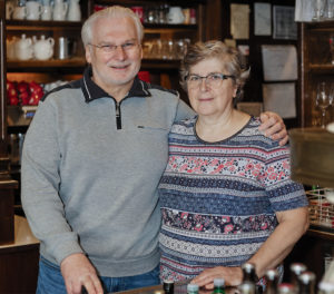 (C) Stefan Burghart: Ernst und monika Lackner betreiben seit Jahrzehnten das „G’schamster Diener“ in der Stumpergasse mit viel Herzblut und Leidenschaft.